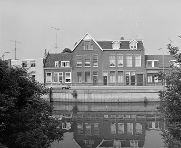 882471 Gezicht op de voorgevels van de panden Lagenoord 6 (links) - hoger te Utrecht, vanuit een tuin aan de ...